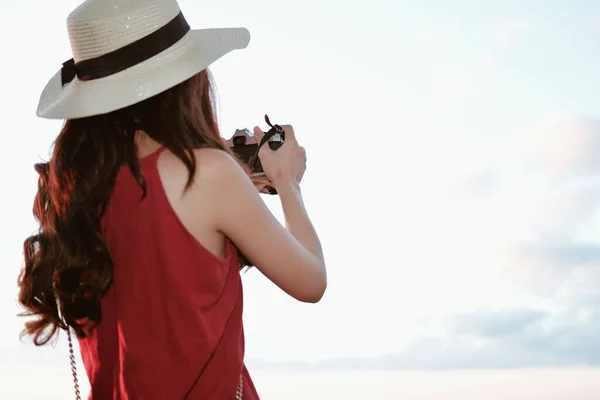 Mujer tomar fotos. viajero turista viaje de vacaciones. j) — Foto de Stock