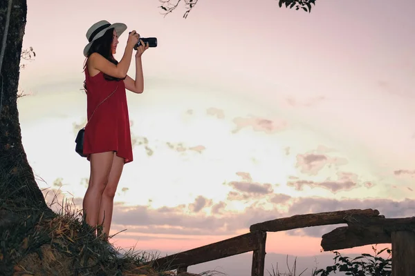 Uma mulher tira uma foto. viajante viagens turísticas em férias. j) — Fotografia de Stock