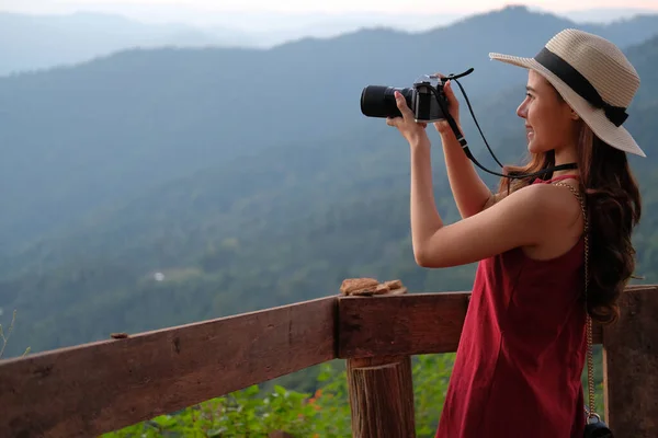 Uma mulher tira uma foto. viajante viagens turísticas em férias. j) — Fotografia de Stock