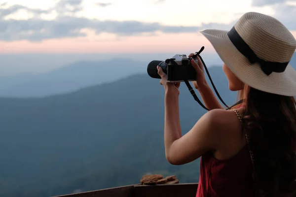 Uma mulher tira uma foto. viajante viagens turísticas em férias. j) — Fotografia de Stock