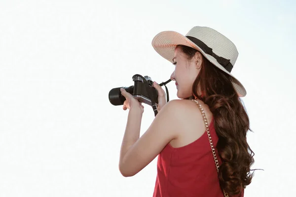 Uma mulher tira uma foto. viajante viagens turísticas em férias. j) — Fotografia de Stock