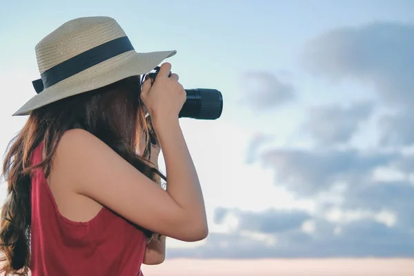 Uma mulher tira uma foto. viajante viagens turísticas em férias. j) — Fotografia de Stock