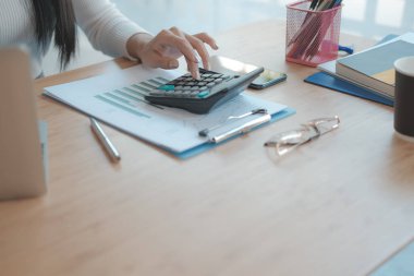mali müşavir gelir ve bütçe hesaplamak için hesap makinesi kullanımı. 