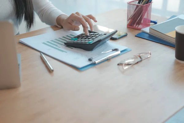 mali müşavir gelir ve bütçe hesaplamak için hesap makinesi kullanımı. 