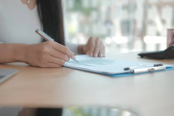 Empresaria que trabaja con documento. mujer startup analizando aleta — Foto de Stock