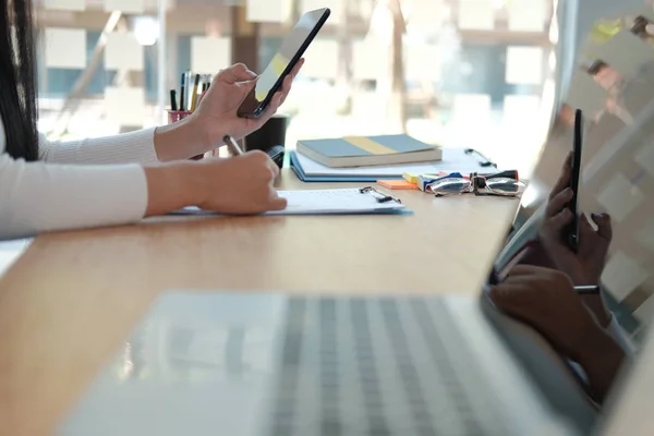 Mujer de negocios usando el teléfono móvil. mujer independiente usando smartpho — Foto de Stock