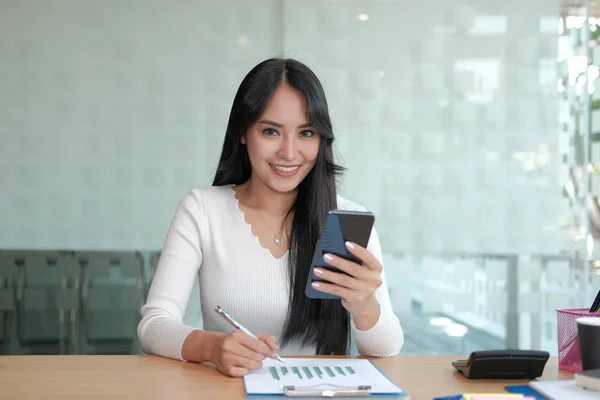 女商人用手机。 使用智能手机的自由职业女性 — 图库照片