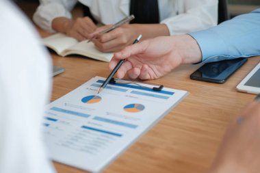 İş adamları toplantıda performans gelirlerini tartışıyor. bu