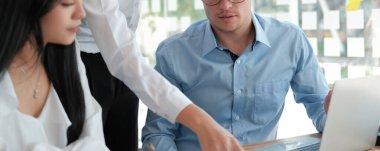 İş adamları toplantıda performans gelirlerini tartışıyor. bu