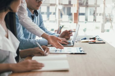 İş adamları toplantıda performans gelirlerini tartışıyor. bu