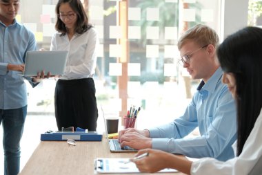 İş adamları toplantıda performans gelirlerini tartışıyor. bu