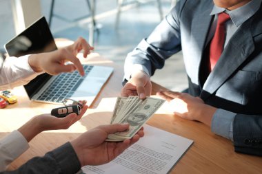 Araba parasını müvekkil ödüyor. Satıcı, anahtarı sahibine veriyor. car sal