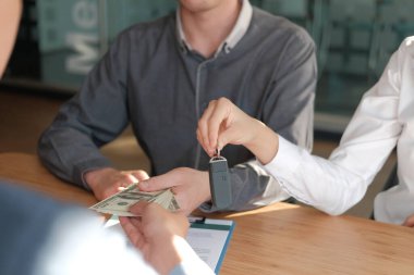 Araba parasını müvekkil ödüyor. Satıcı, anahtarı sahibine veriyor. car sal
