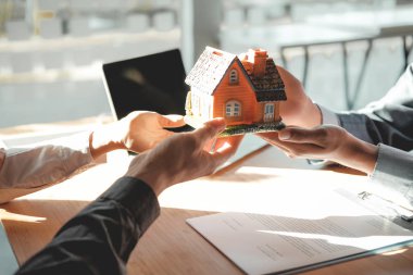 Avukat sigorta komisyoncusu çift müşteriye ev modeli veriyor. r