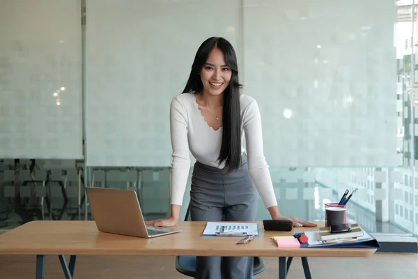亚洲执行女商人对商业工作面带微笑c — 图库照片
