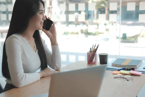 Mujer de negocios hablando en smartphone en la oficina. mujer independiente u —  Fotos de Stock