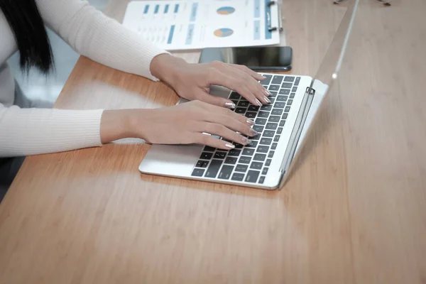 Empresaria freelancer trabajando con ordenador. mujer analizando — Foto de Stock