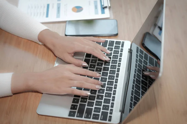 Empresaria freelancer trabajando con ordenador. mujer analizando — Foto de Stock