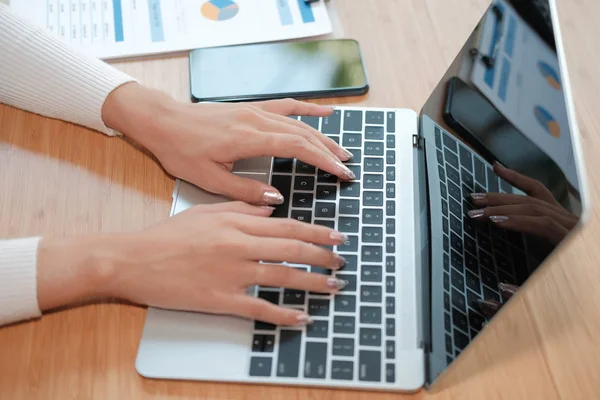 Empresaria freelancer trabajando con ordenador. mujer analizando — Foto de Stock