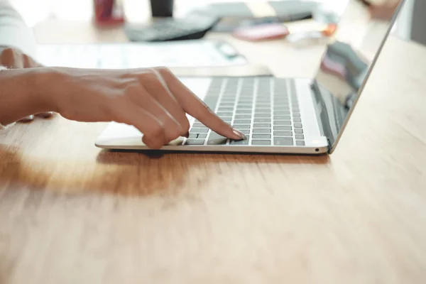 Empresaria freelancer trabajando con ordenador. mujer analizando — Foto de Stock