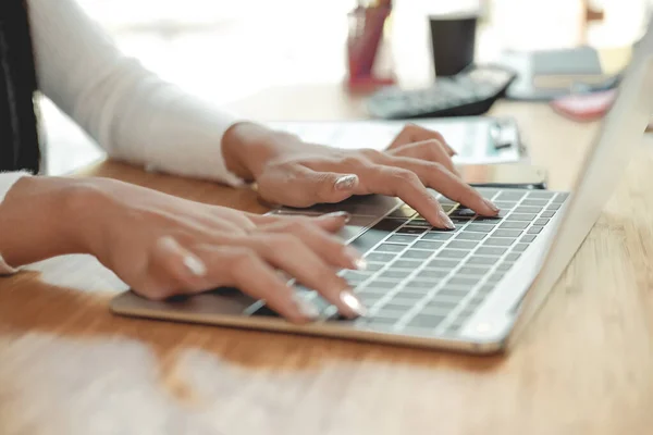 Empresaria freelancer trabajando con ordenador. mujer analizando — Foto de Stock
