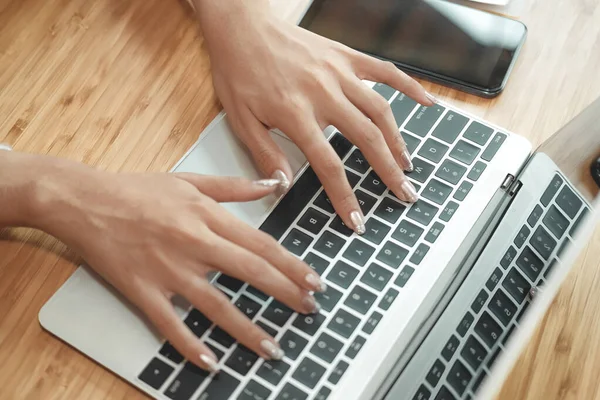 Empresaria freelancer trabajando con ordenador. mujer analizando — Foto de Stock