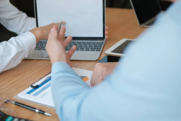 Gente de negocios discutiendo sobre los ingresos por desempeño en la reunión. bu — Foto de Stock