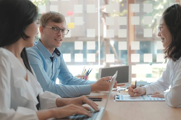 Gente de negocios discutiendo sobre los ingresos por desempeño en la reunión. bu — Foto de Stock