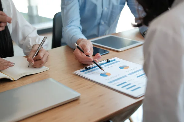 İş adamları toplantıda performans gelirlerini tartışıyor. bu