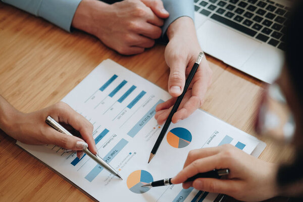 деловые люди обсуждают доходы от работы на встрече. bu
