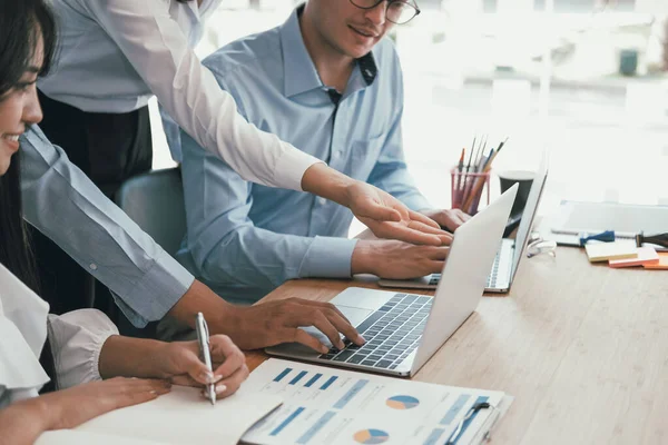 Gente de negocios discutiendo sobre los ingresos por desempeño en la reunión. bu — Foto de Stock