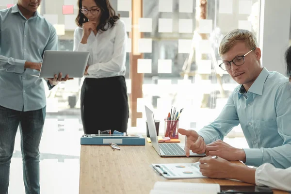 Gente de negocios discutiendo sobre los ingresos por desempeño en la reunión. bu — Foto de Stock