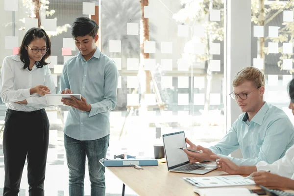 Gente de negocios discutiendo sobre los ingresos por desempeño en la reunión. bu — Foto de Stock