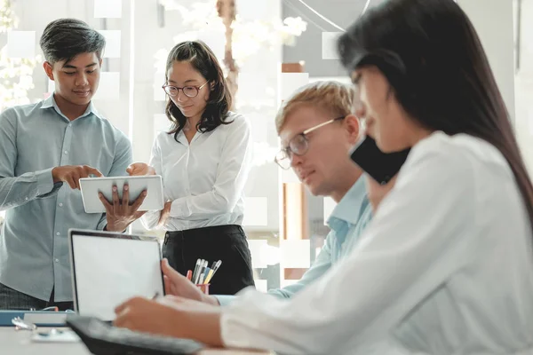 Gente de negocios discutiendo sobre los ingresos por desempeño en la reunión. bu — Foto de Stock