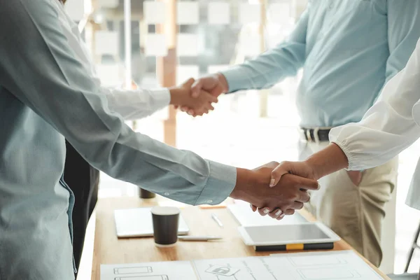 Hombre de negocios estrechando la mano después de la reunión. Gente de negocios handsha — Foto de Stock