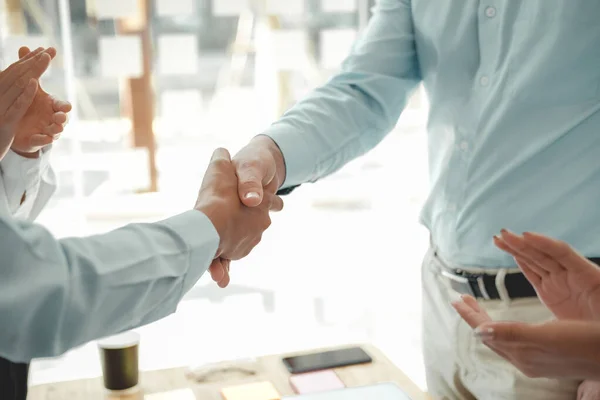 Hombre de negocios estrechando la mano después de la reunión. Gente de negocios handsha —  Fotos de Stock