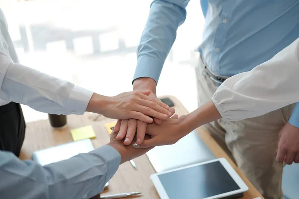 Hombre de negocios mujer de negocios uniendo la mano, equipo de negocios tou —  Fotos de Stock