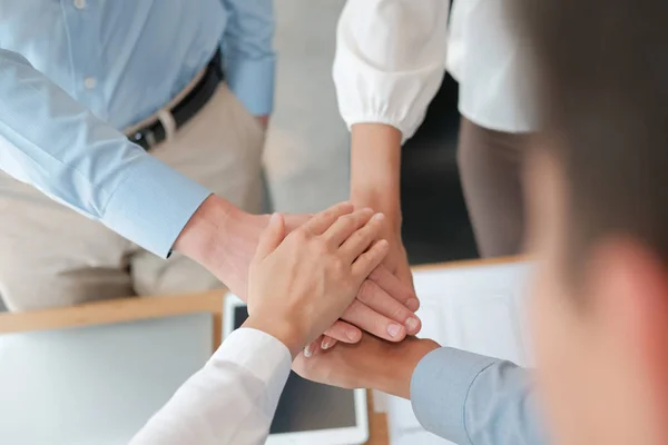 Hombre de negocios mujer de negocios uniendo la mano, equipo de negocios tou —  Fotos de Stock