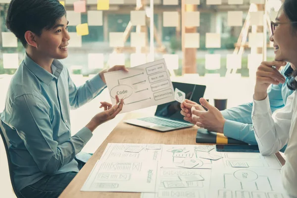 Experiencia del usuario diseñador UX diseño web en el diseño de teléfonos inteligentes . — Foto de Stock