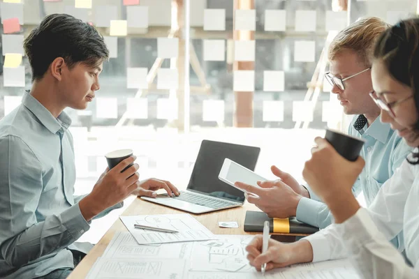 Experiencia del usuario diseñador UX diseño web en el diseño de teléfonos inteligentes . — Foto de Stock