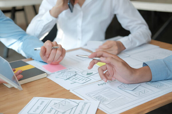 пользовательский опыт UX дизайнер проектирования веб на смартфоне
.