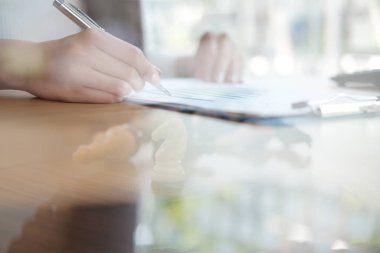 Belgelerle çalışan bir iş kadını. başlangıç kadını yüzgeci analiz ediyor