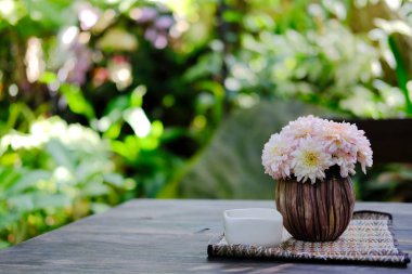 Bahçedeki masada vazo süslemesi.