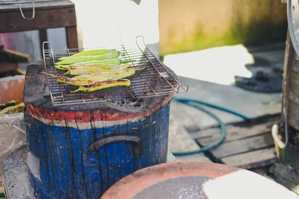 Grilované čerstvé chilli. chilli grilování na kamnech — Stock fotografie