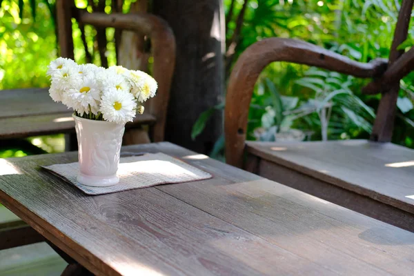 Βάζο λουλούδι διακόσμηση στο τραπέζι στον κήπο — Φωτογραφία Αρχείου