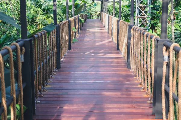 Passarela ponte passarela no parque de jardim — Fotografia de Stock
