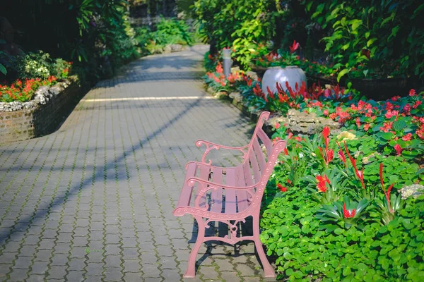 Ülőpad szék a kerti parkban — Stock Fotó