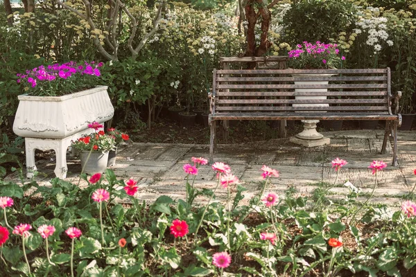 정원 공원에 있는 의자 — 스톡 사진