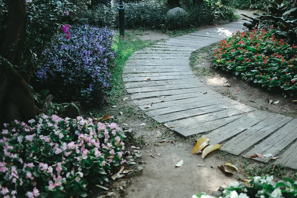 Passerelle dans le jardin parc — Photo