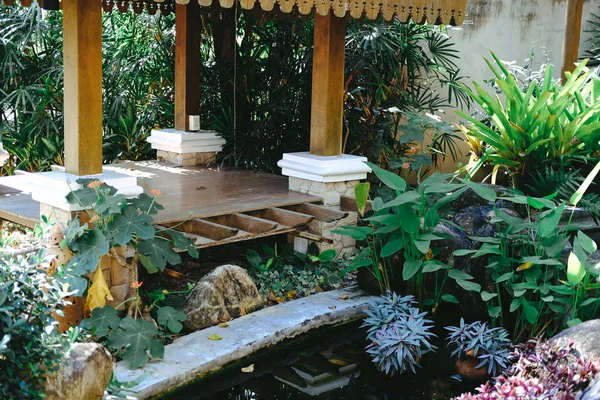 Gazebo pavilion in tranquil garden park — Stock Photo, Image